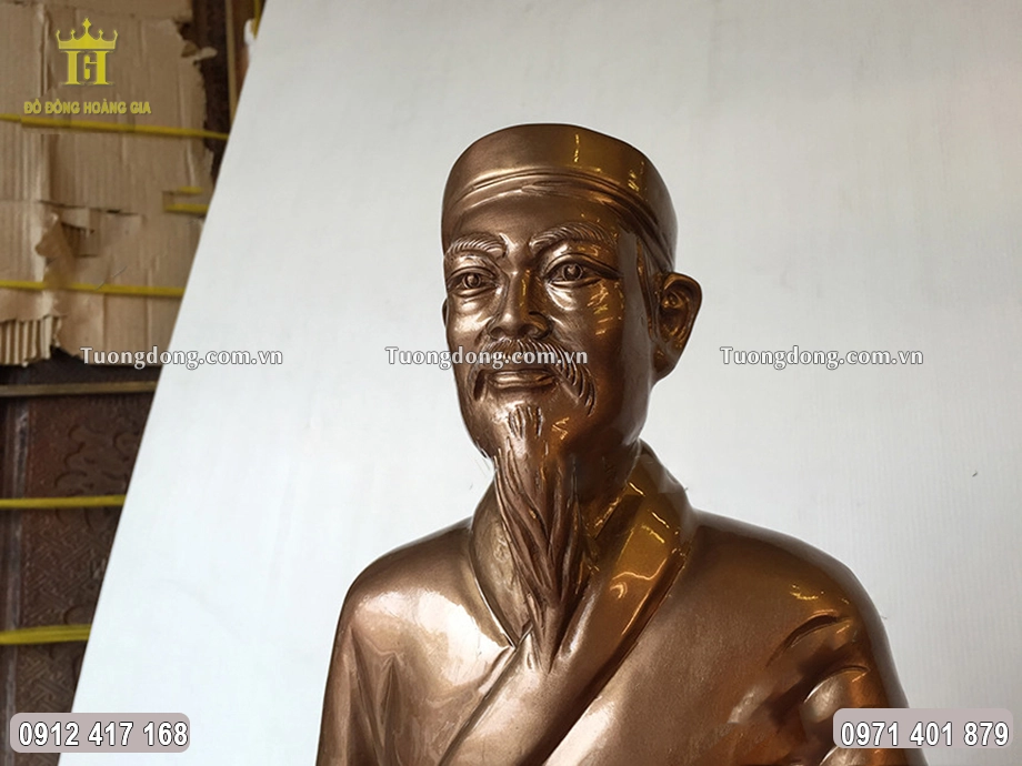 Gương mặt ông được chạm khắc sắc nét theo mẫu chuẩn quốc gia